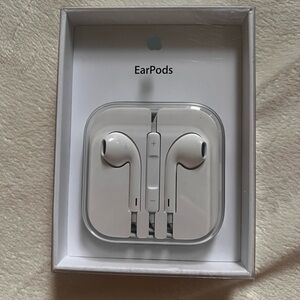 Apple EarPods with Remote and Mic - White